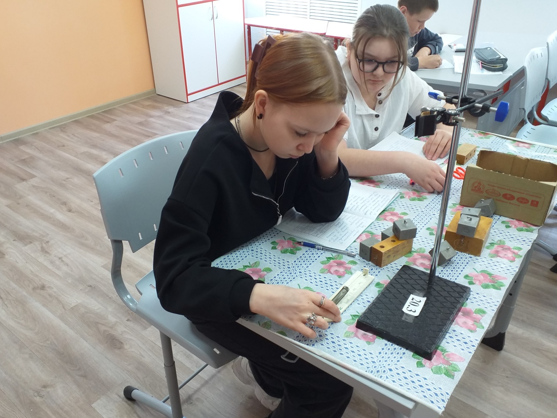 Лабораторная работа&amp;quot;Исследование зависимости силы трения скольжения от площади соприкосновения тел, прижимающей силы, рода поверхности.